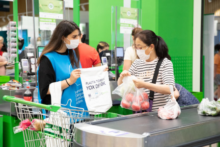 "Plastiksiz iyul" hərəkatı çərçivəsində alıcılara eko-çantalar paylanılıb